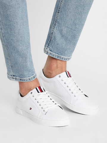 TOMMY HILFIGER Låg sneaker i vit