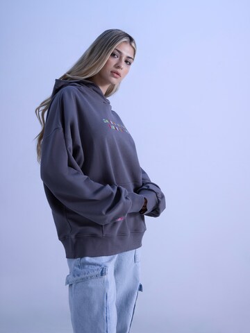 Sweat-shirt 'Isa' ABOUT YOU x irinassw en gris