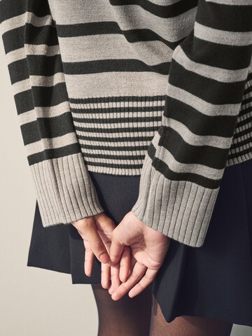 Next Pullover in Grau