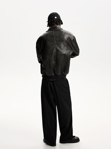Loosefit Pantaloni con pieghe di Bershka in nero