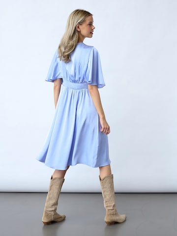 Rochie 'GISELA' de la SISTERS POINT pe albastru
