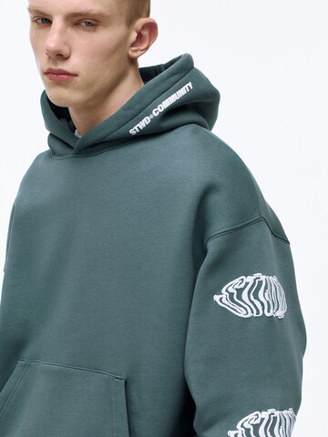 Sweat-shirt 'STWD' Pull&Bear en vert