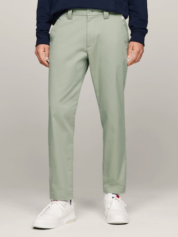 Tommy Jeans Tapered Chino in Groen: voorkant