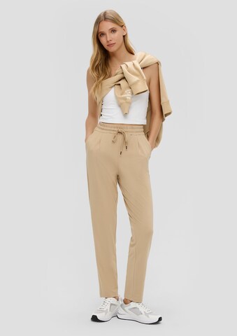 QS - regular Pantalón plisado en beige