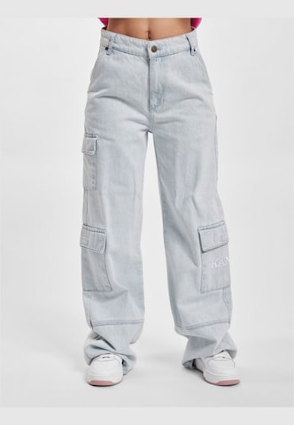 Karl Kani Regular Cargo Jeans 'Serif' in Blue: front