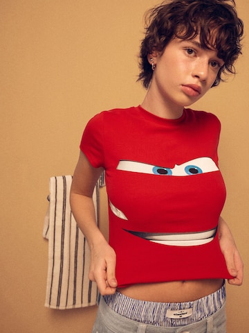 Bershka Тениска 'CARS RAYO MCQUEEN' в червено: отпред