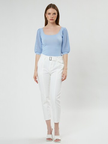Tapered Jeans con pieghe di Influencer in bianco