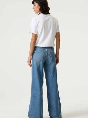 Tricou de la GARCIA pe alb