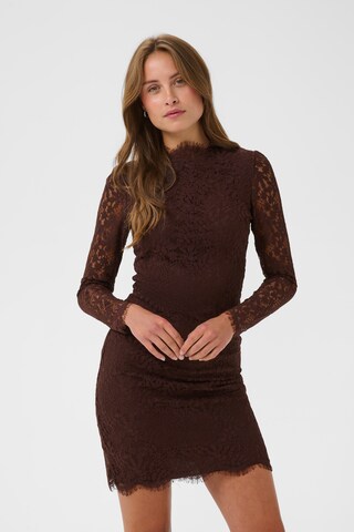 SAINT TROPEZ - Vestido em castanho: frente