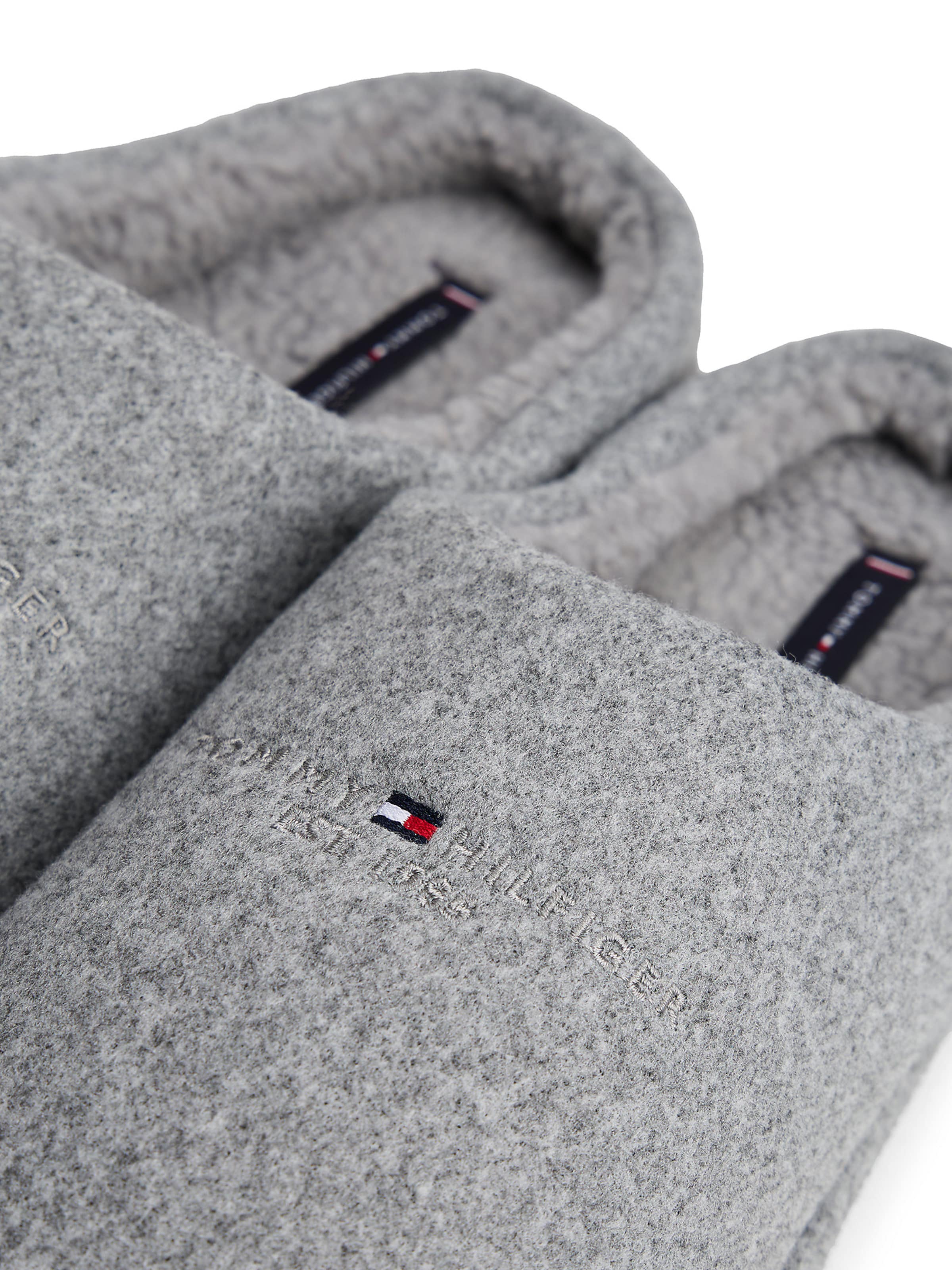 TOMMY HILFIGER Тапки в Серый