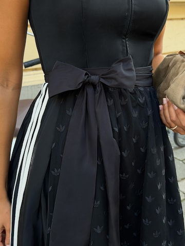 Rochițe tiroleze de la ADIDAS ORIGINALS pe negru