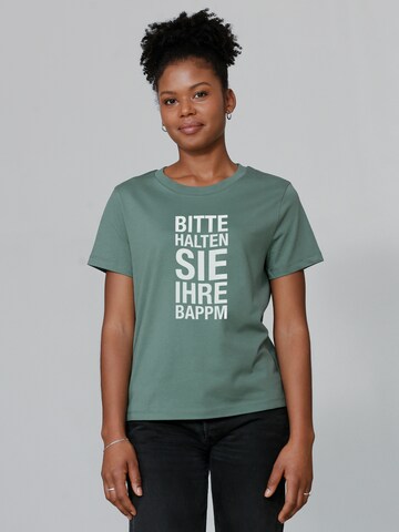Watapparel T-Shirt ' Bitte Halten Sie Ihre Bappm ' in Grün: Vorderseite