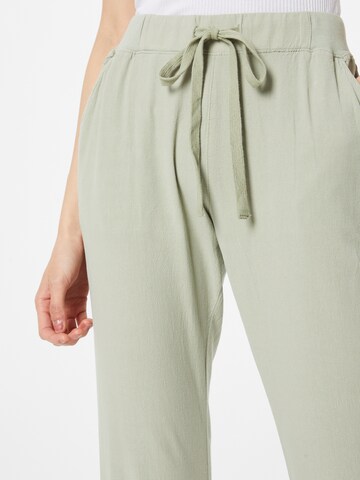 Effilé Pantalon 'Naya' Kaffe en vert