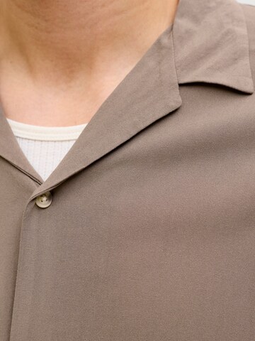 JACK & JONES - Ajuste confortable Camisa 'JJEJeff' en marrón