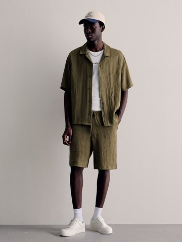 Regular Pantalon Bershka en vert : devant