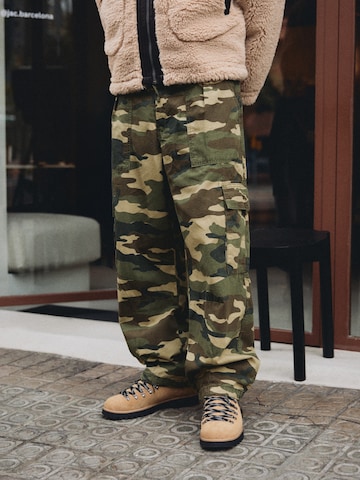 Bershka Baggy Cargo trousers in Green: front