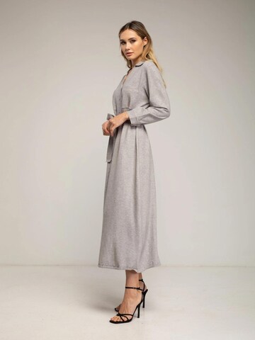Robes en maille 'Vestido camisero de punto largo con bolsillos en el pecho y cinturon. (GREY)' Tantra en gris