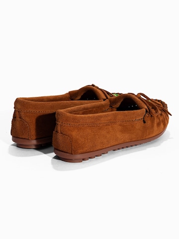 Mocasini 'Kilty Tread' de la Minnetonka pe maro