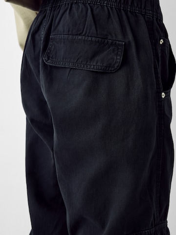 Bershka Loose fit Cargo trousers in Black