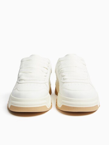 Bershka Sneakers low i hvit