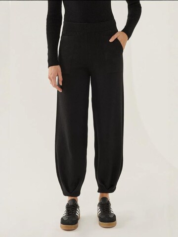 Effilé Pantalon Hiccup en noir : devant