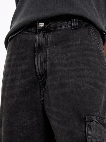 Pull&Bear Široke hlačnice Kargo kavbojke | črna barva