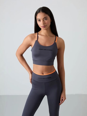 Completo sportivo di Tommy Life in grigio