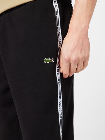 Tapered Pantaloni de la LACOSTE pe negru