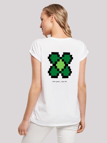 T-shirt 'Silvester Happy New Year Pixel Kleeblatt' F4NT4STIC en blanc