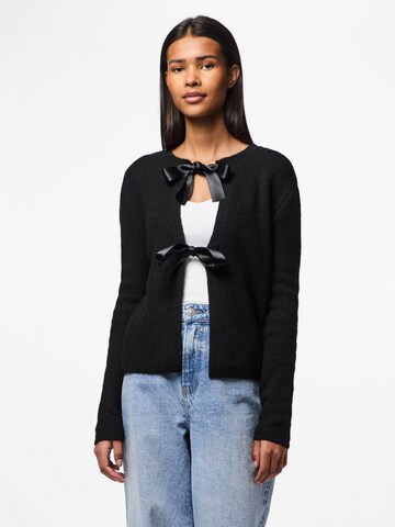 PIECES Strickjacke 'PCRILLY' in Schwarz: Vorderseite
