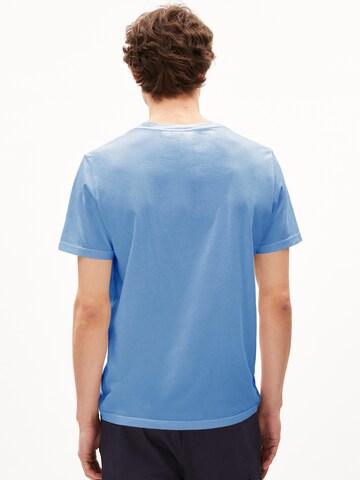 Coupe regular T-Shirt ' JAAMES' ARMEDANGELS en bleu