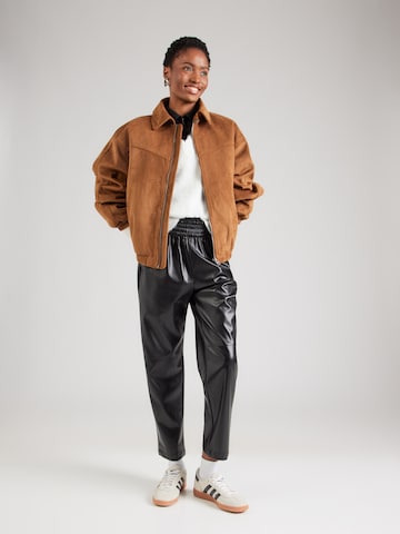 Regular Pantaloni 'Dorina' de la ABOUT YOU pe negru