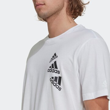 ADIDAS SPORTSWEAR - Camisa funcionais 'Essentials Brandlove' em branco