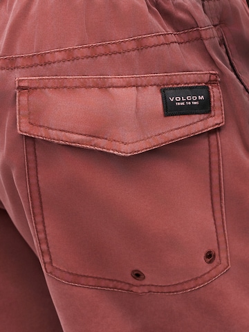 Șorturi de baie 'CENTER 17' de la Volcom pe roșu