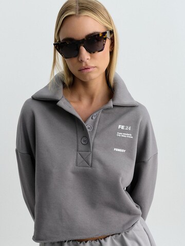 Sweat-shirt 'COLLAR SWEATSHIRT GREY' FEMSSY en gris