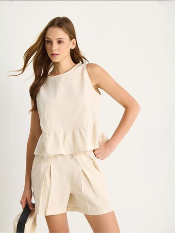 Bianco Lucci - Calças de fato em bege: frente