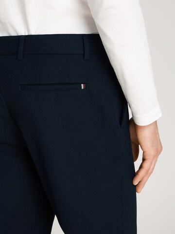 TOMMY HILFIGER Slimfit Ráncos nadrág 'DENTON' - kék