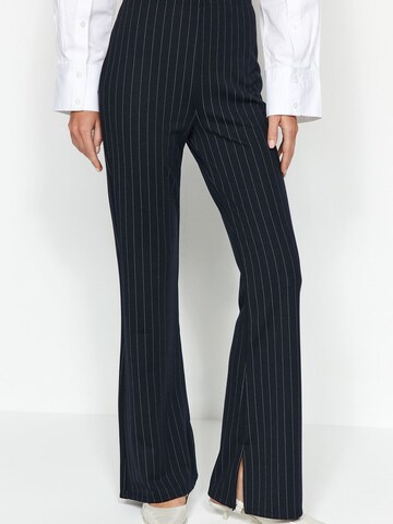 Trendyol Bootcut Hose in Blau: Vorderseite
