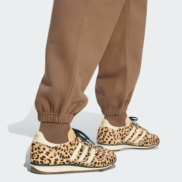 ADIDAS ORIGINALS - Tapered Pantalón 'Essentials' en marrón