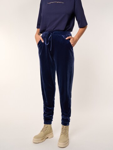 Coupe slim Pantalon 'Jule' ABOUT YOU x Laura Giurcanu en bleu : devant