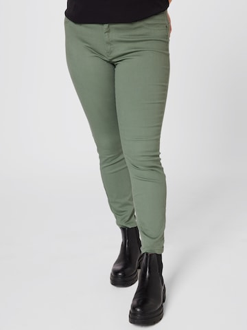 regular Pantaloni di Vero Moda Curve in verde: frontale