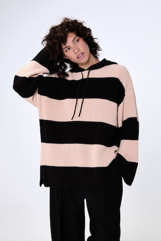 Aligne Sweater in Black: front