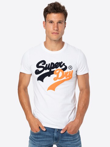 Superdry T-shirt 'Source' i vit: framsida