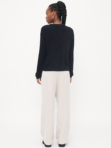 Vero Moda Petite Svetr 'VMPUFF' – černá