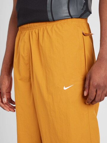 Nike SportswearTapered Hlače - smeđa boja