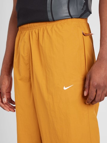 Nike SportswearTapered Hlače - smeđa boja