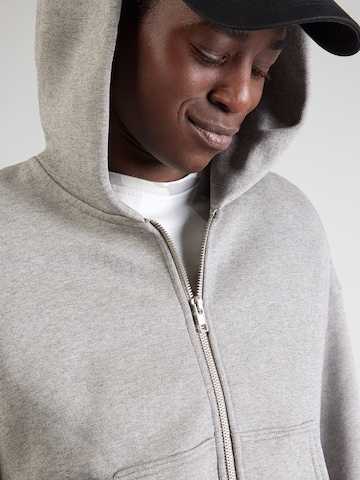 WEEKDAY - Sudadera con cremallera 'Danni' en gris