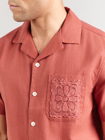 Abercrombie & Fitch Regular fit Риза в червено