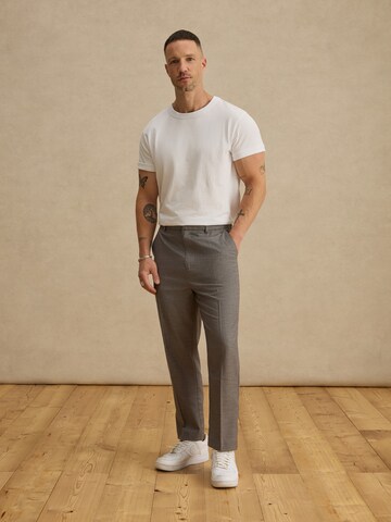 DAN FOX APPAREL Regular Pressveckad byxa 'Vincenzo' i grå
