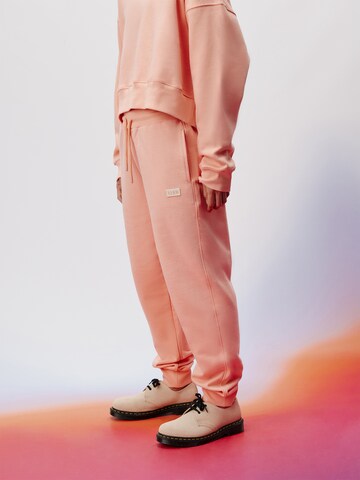 FCBM Tapered Broek 'Emma' in Roze: voorkant